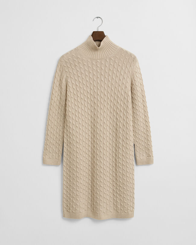 Kabelstickad klänning