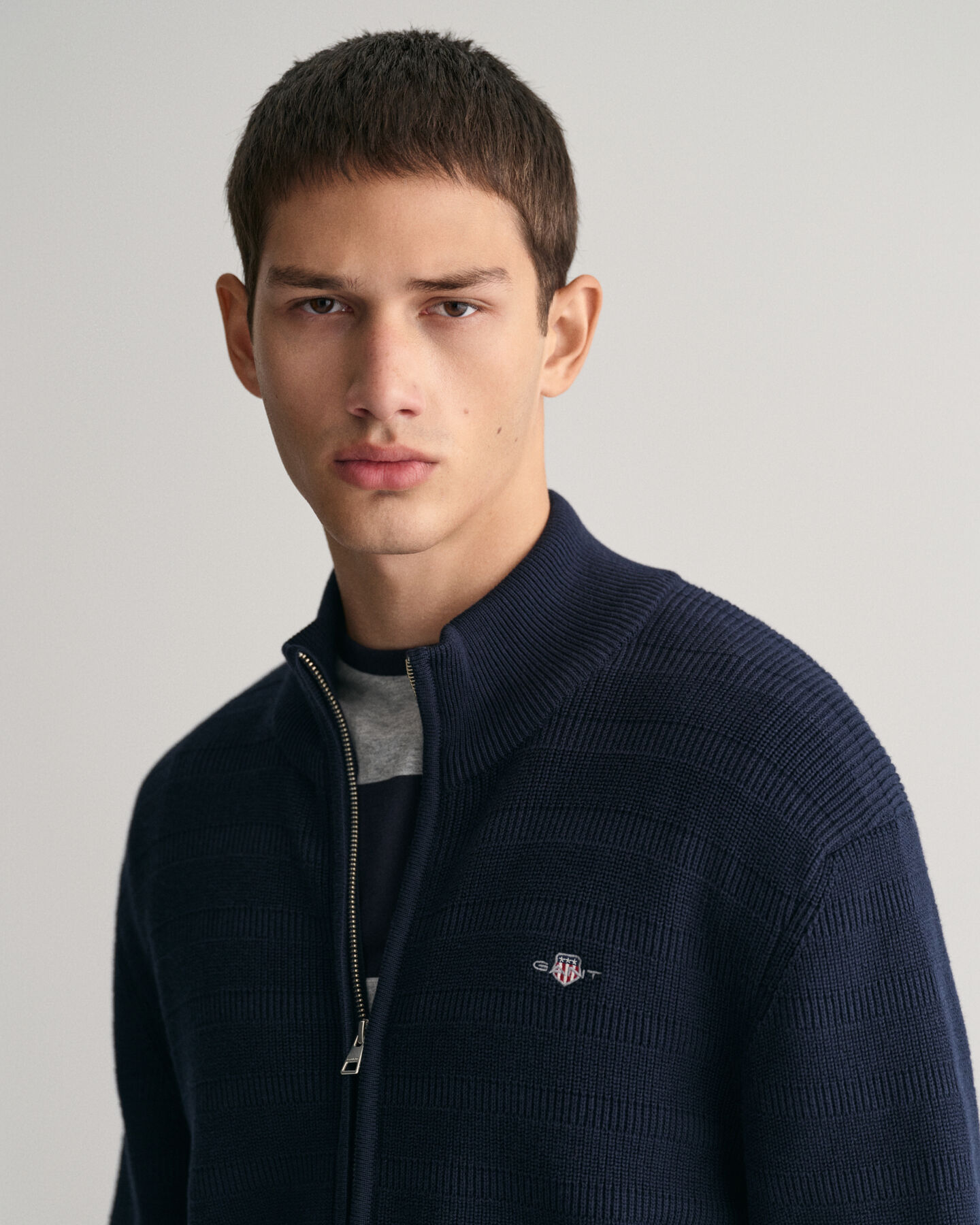 Randig bomullscardigan med struktur och dragkedja