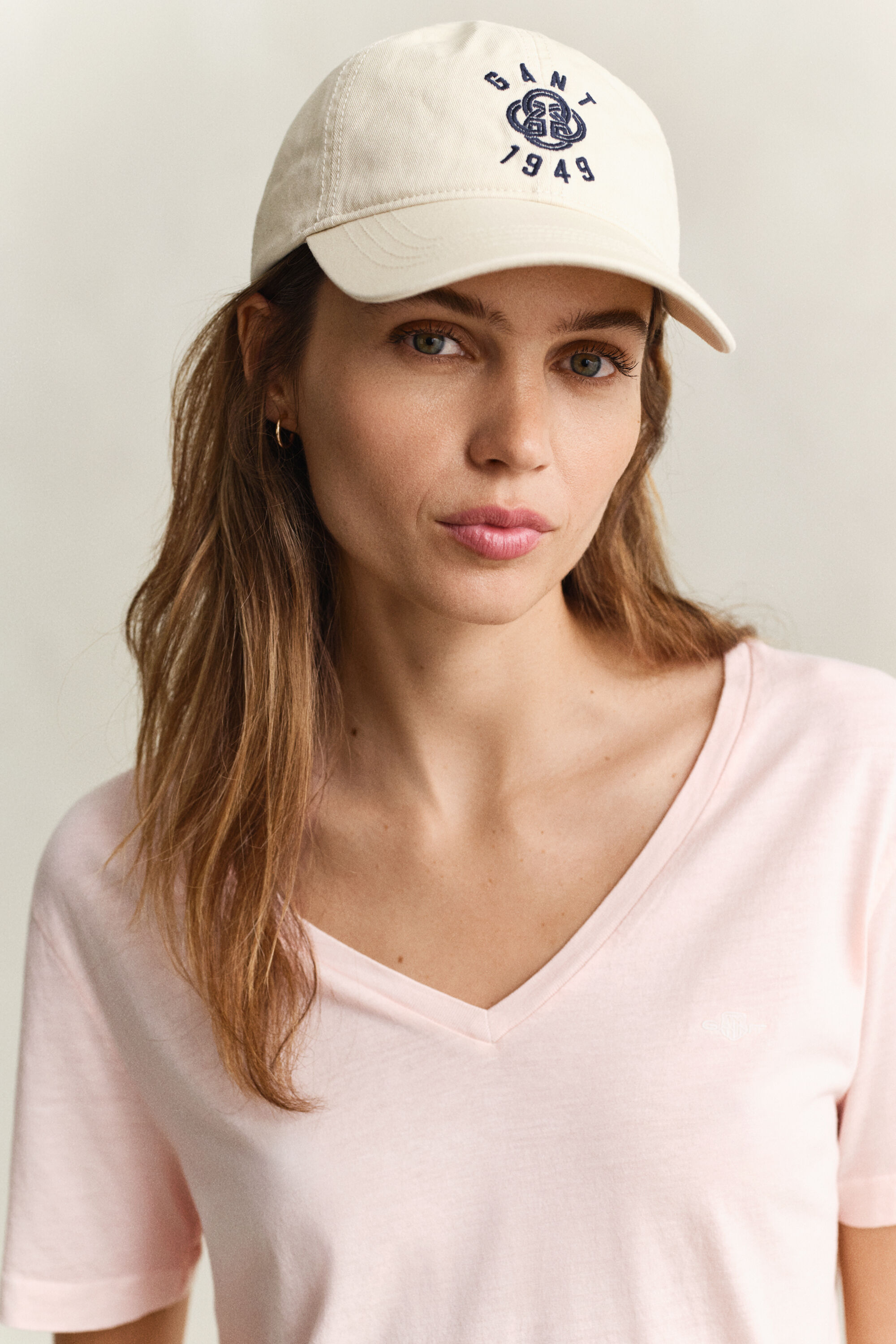 V-ringad tvättad T-shirt med sköldlogo