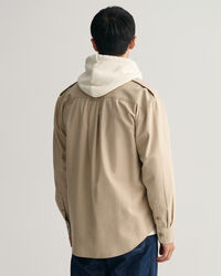 Relaxed fit enf&auml;rgad twillskjorta