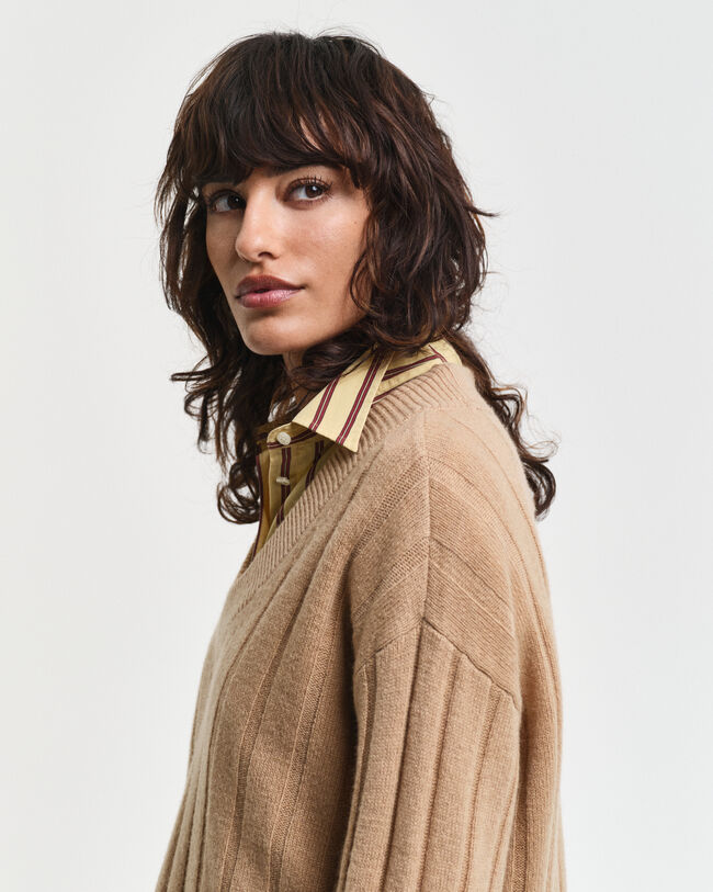 Bredribbad V-ringad tröja i ull