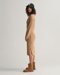 Ribbstickad yllekl&auml;nning med V-ringning