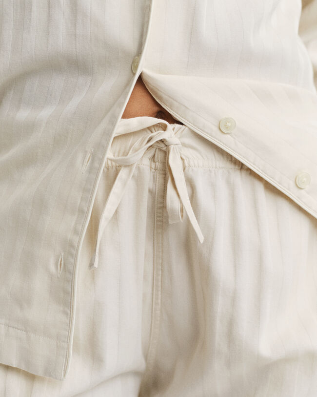 Randig satinpyjamas i presentförpackning