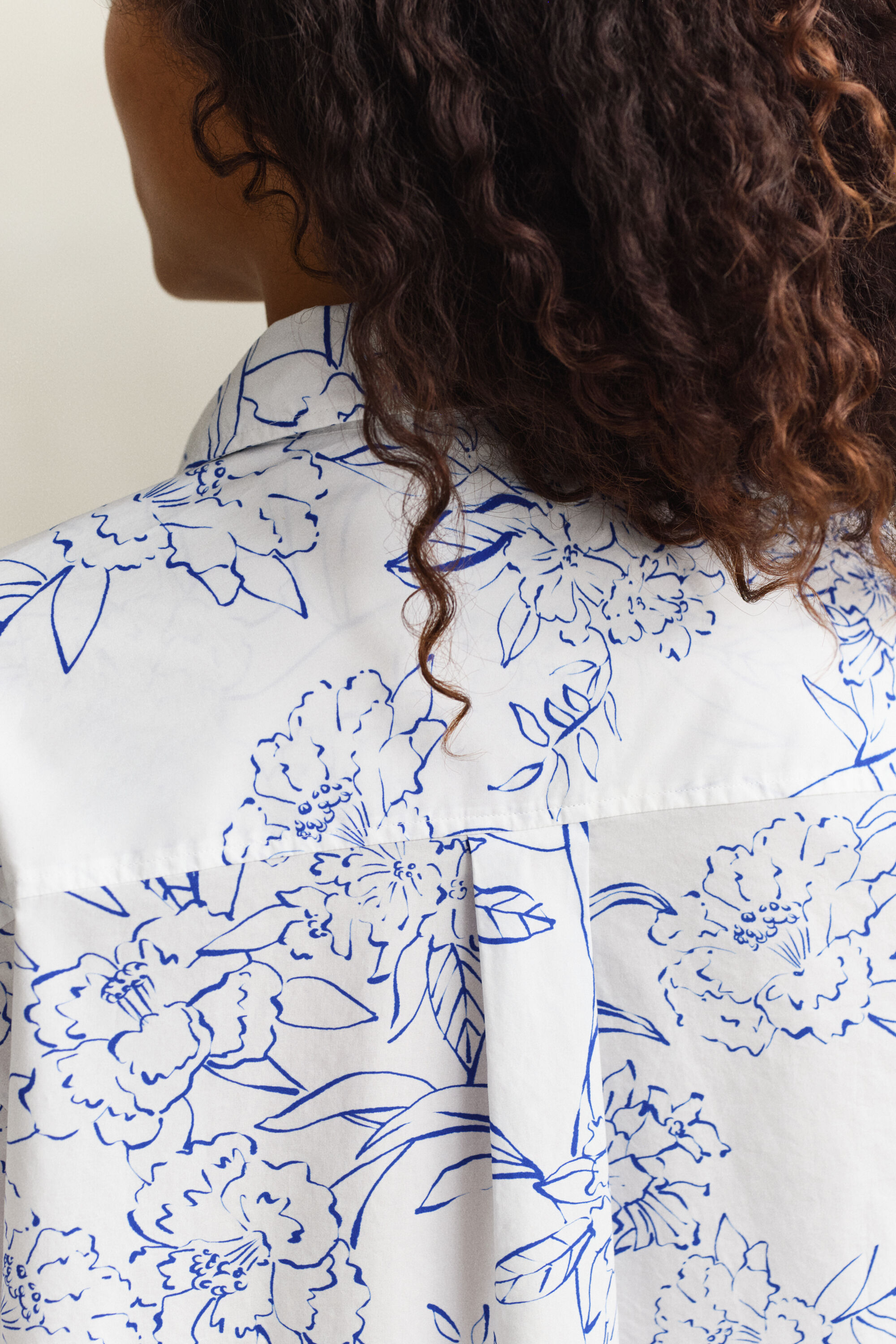 Blommig poplinskjorta