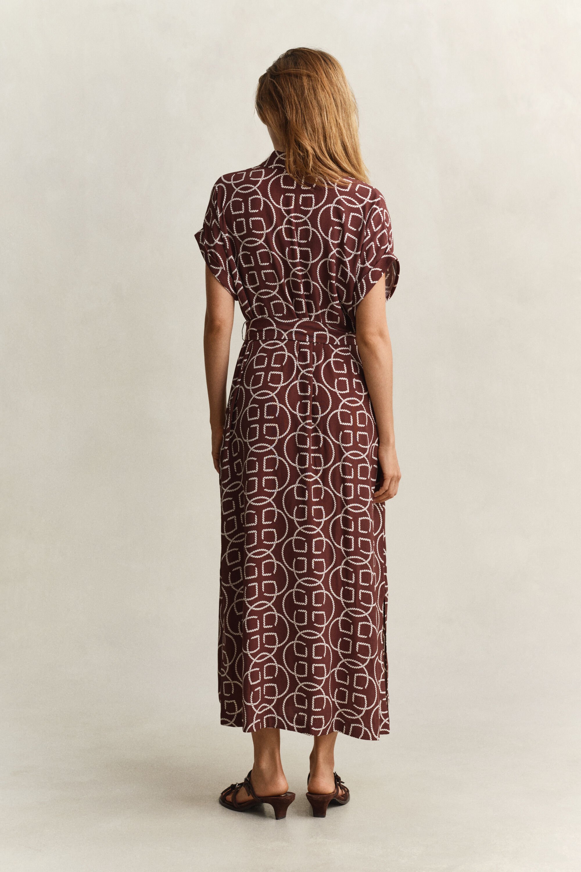 Klänning med holkärm och monogram