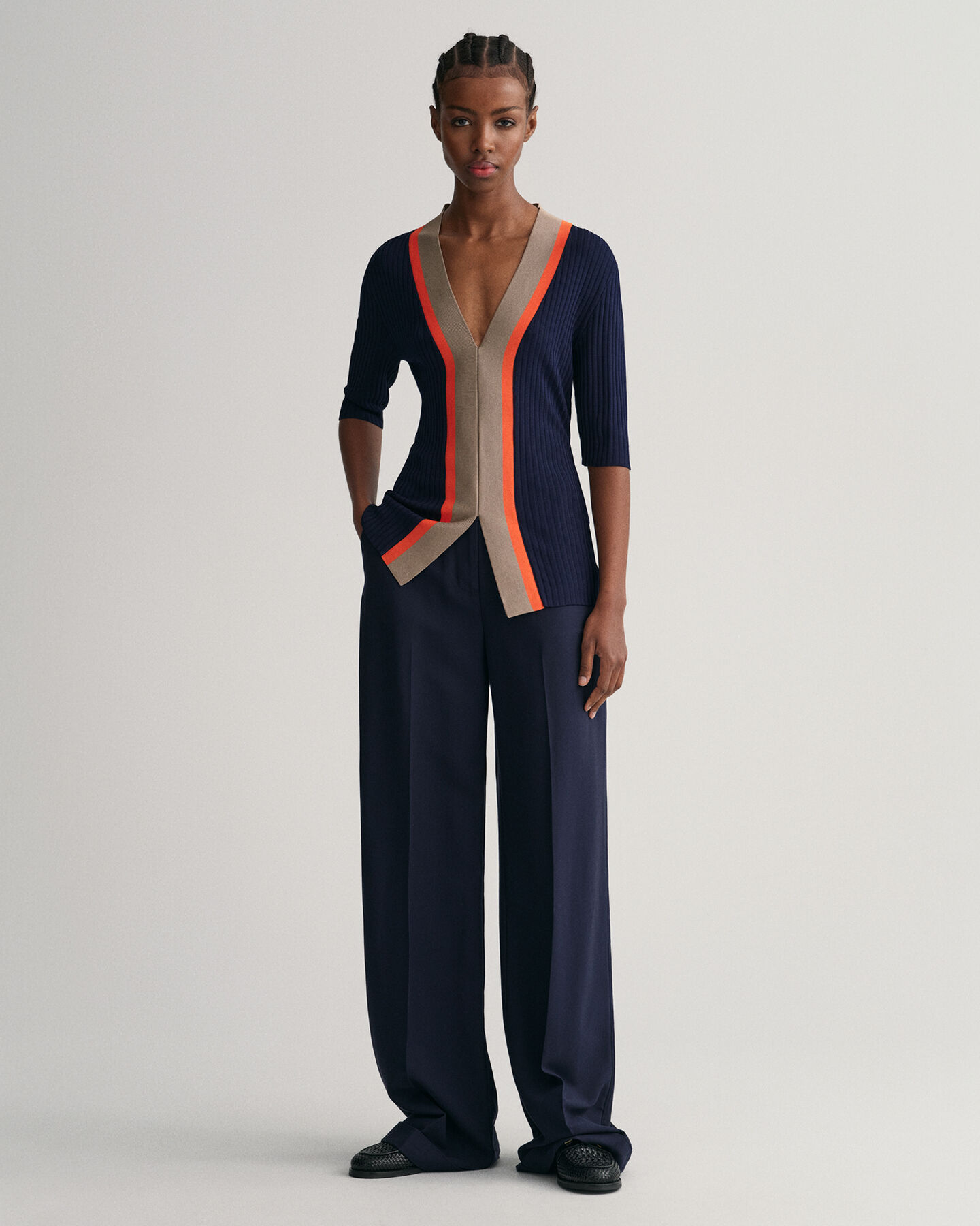 Ribbstickad V-ringad topp