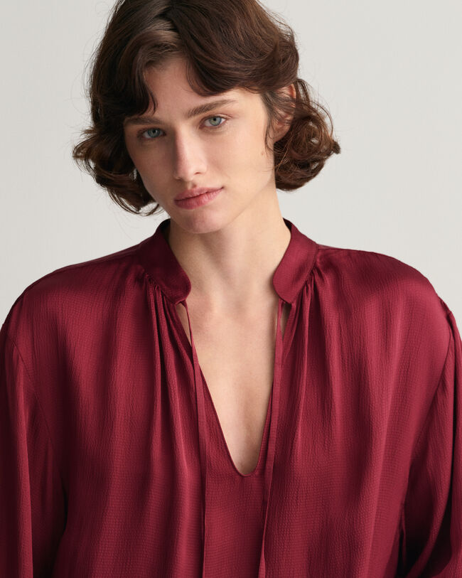 Klänning med ståkrage