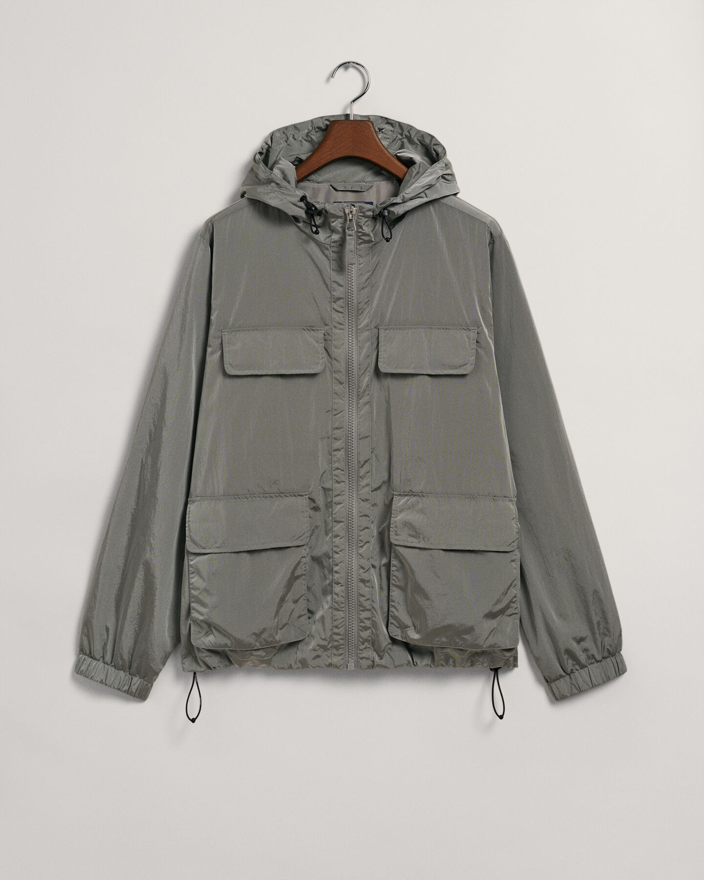 Jacka med kapuschong och 4 fickor