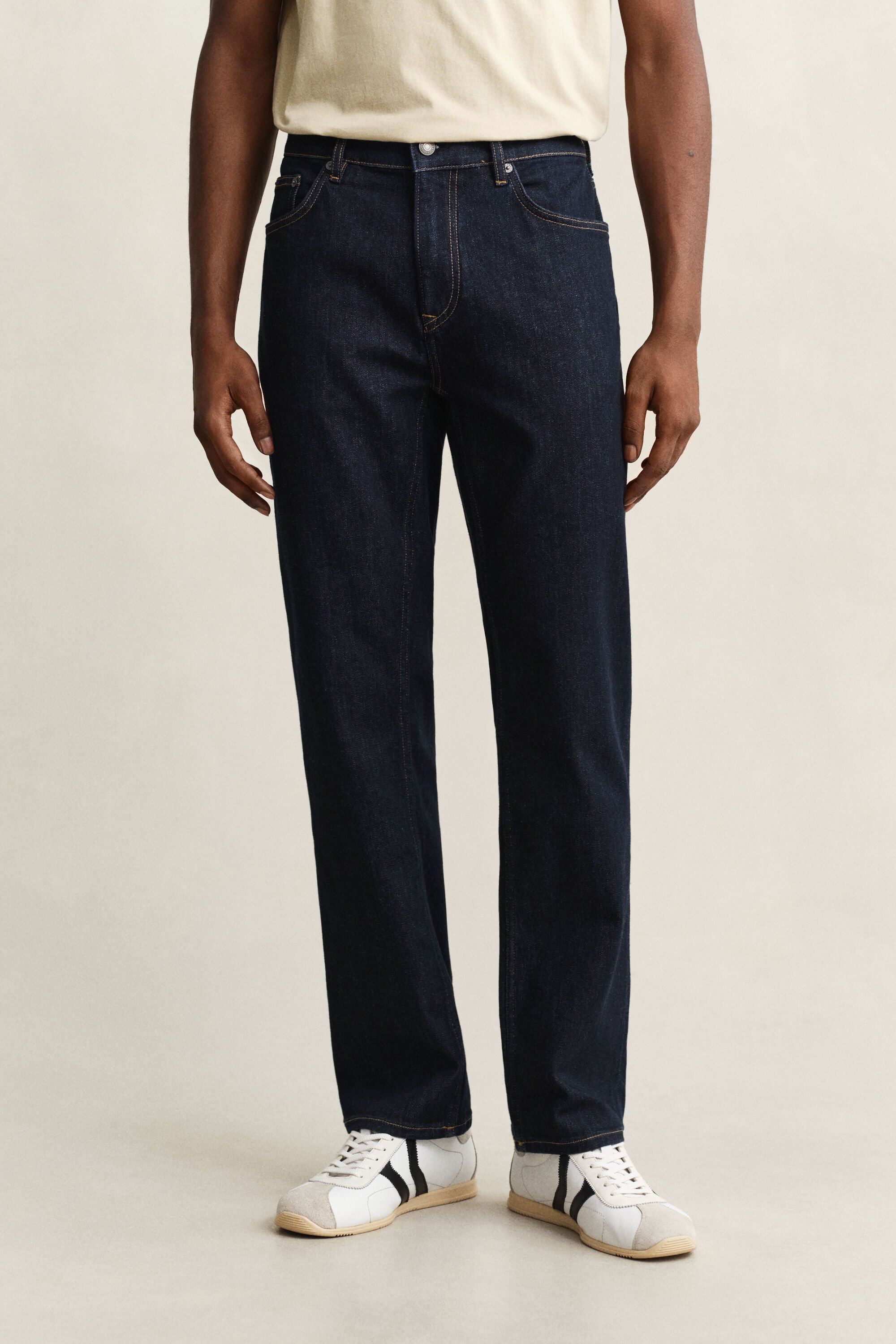 Regular fit jeans i stilren tvätt