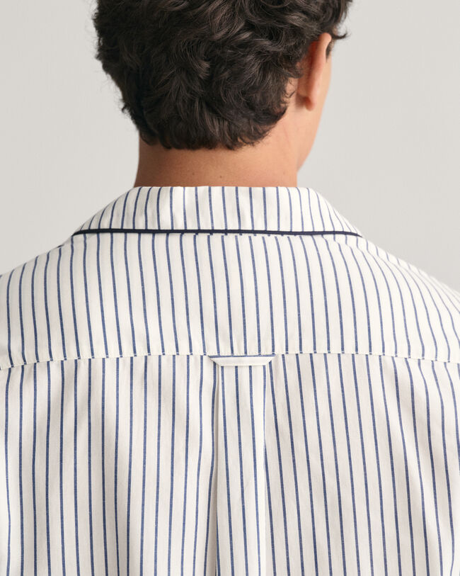 Randiga pyjamasbyxor och skjorta i presentförpackning