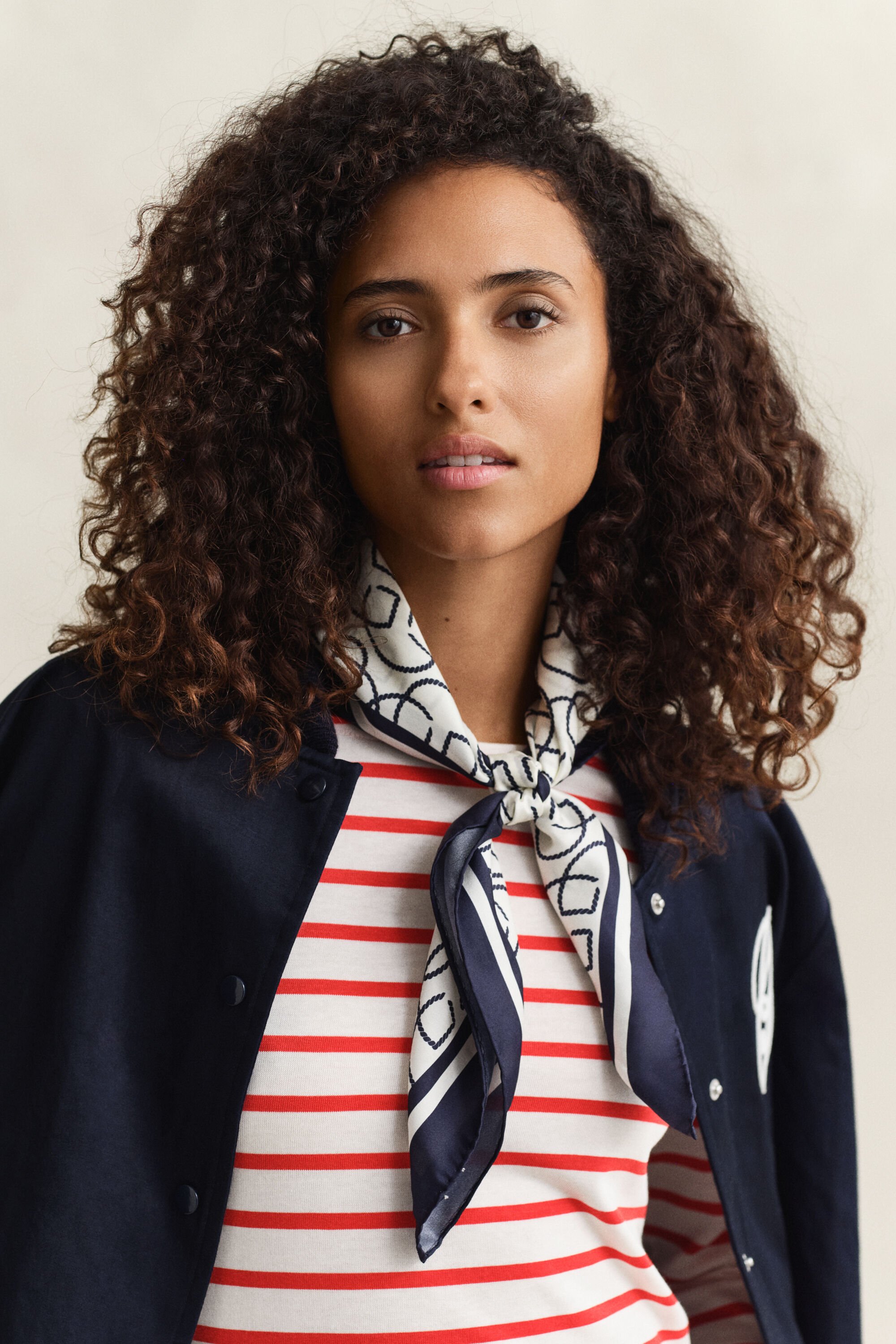 Sidensjal med monogram