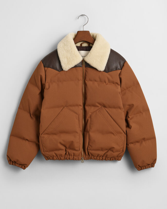 Vadderad jacka med fuskpälskrage