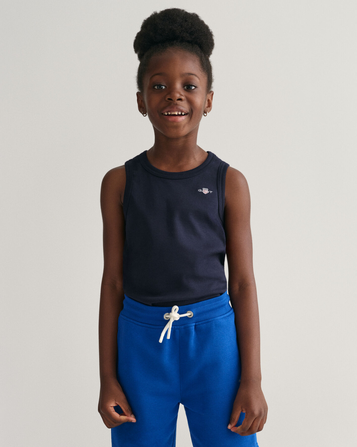 Kids linne med sk&ouml;ldemblem