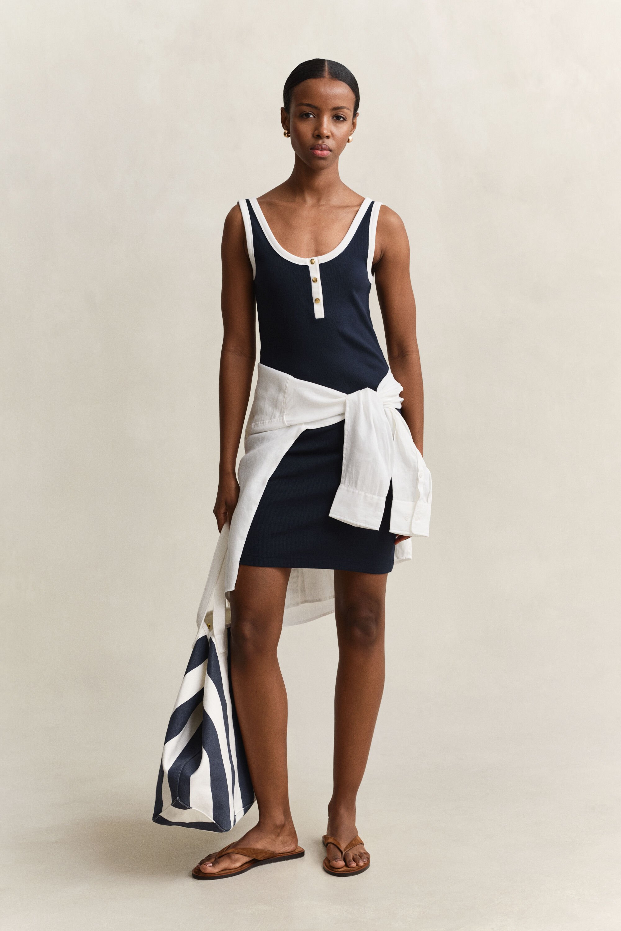 Ribbstickad klänning