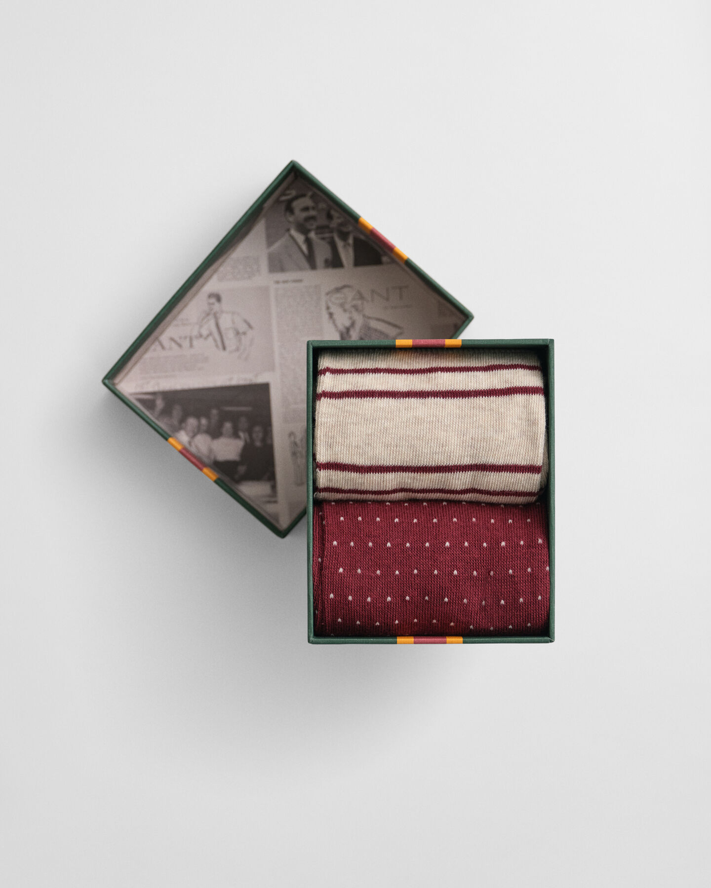 Tvåpack randiga och småprickiga strumpor i presentförpackning