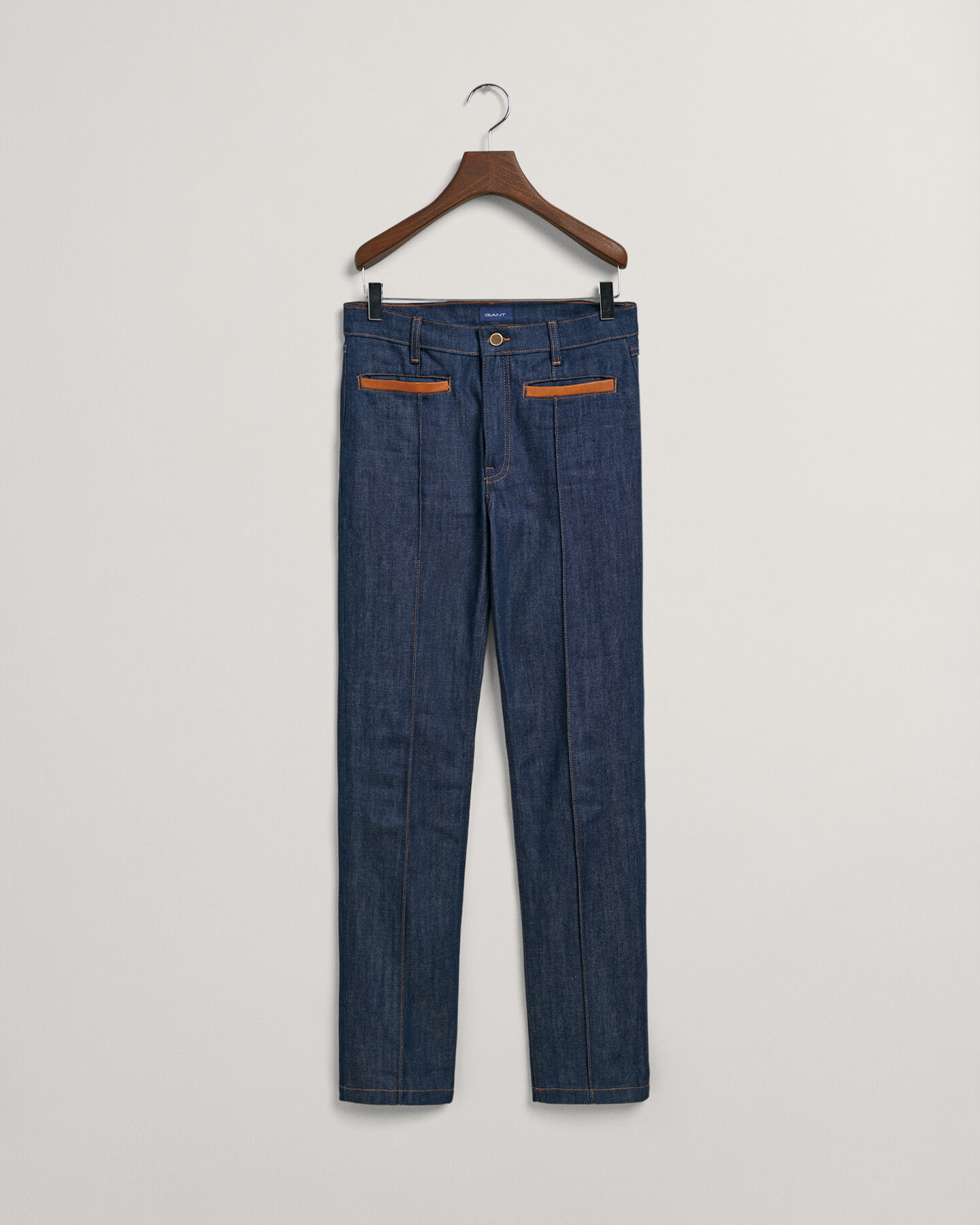 Slim fit jeans med skinndetaljer