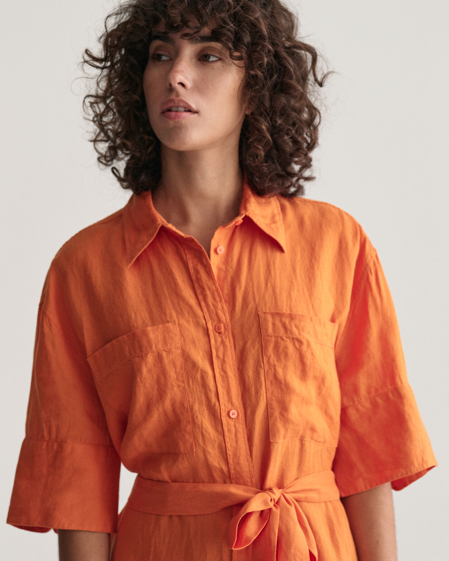 Kort&auml;rmad skjortkl&auml;nning i linne