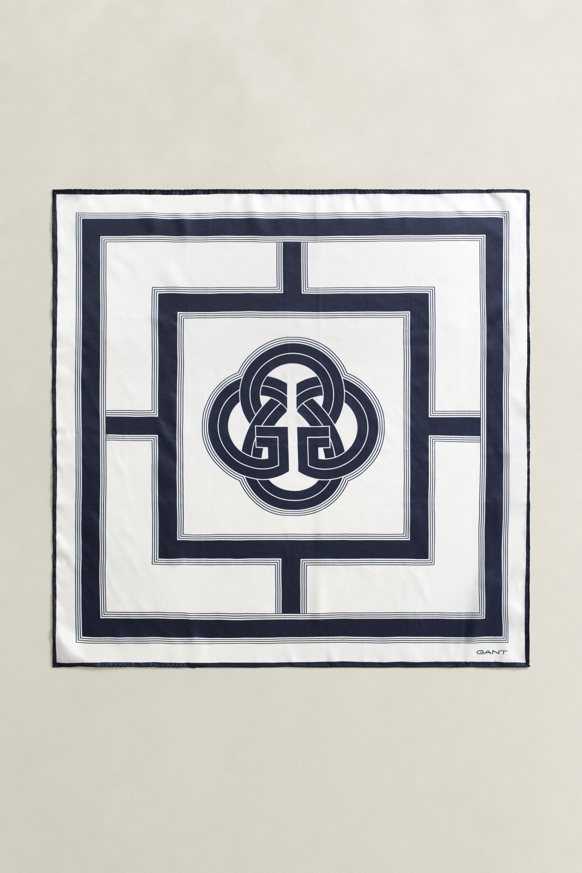 Sidensjal med monogram