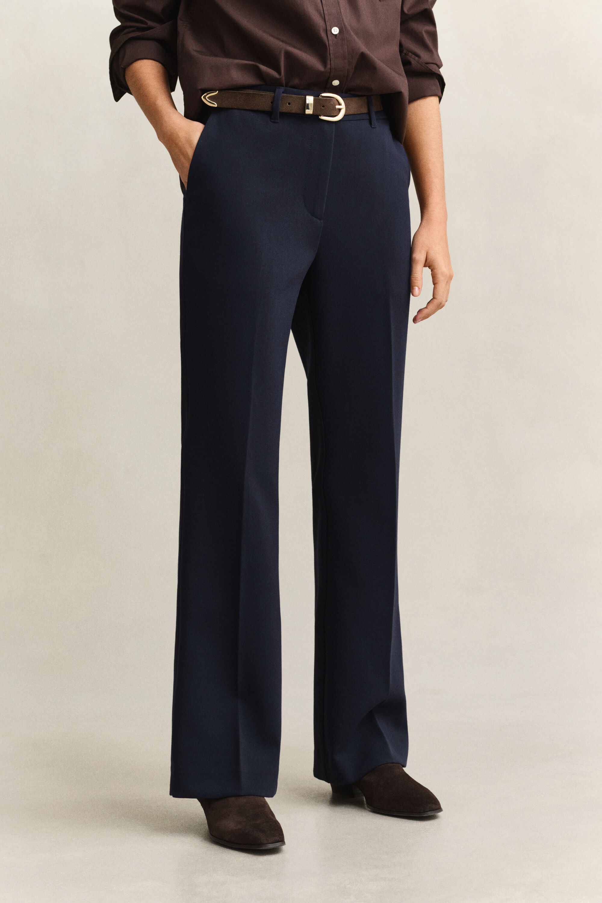 Slim fit slacks med utställda ben
