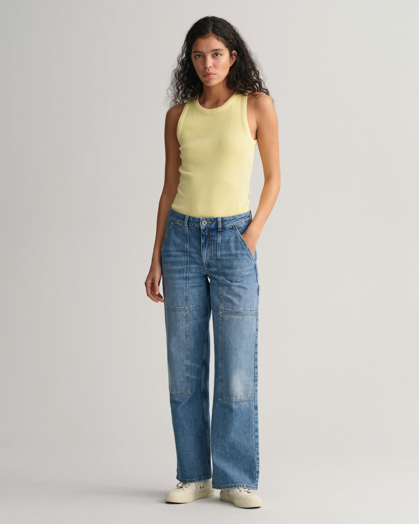 Sunfaded ribbstickat linne med h&ouml;g halsringning