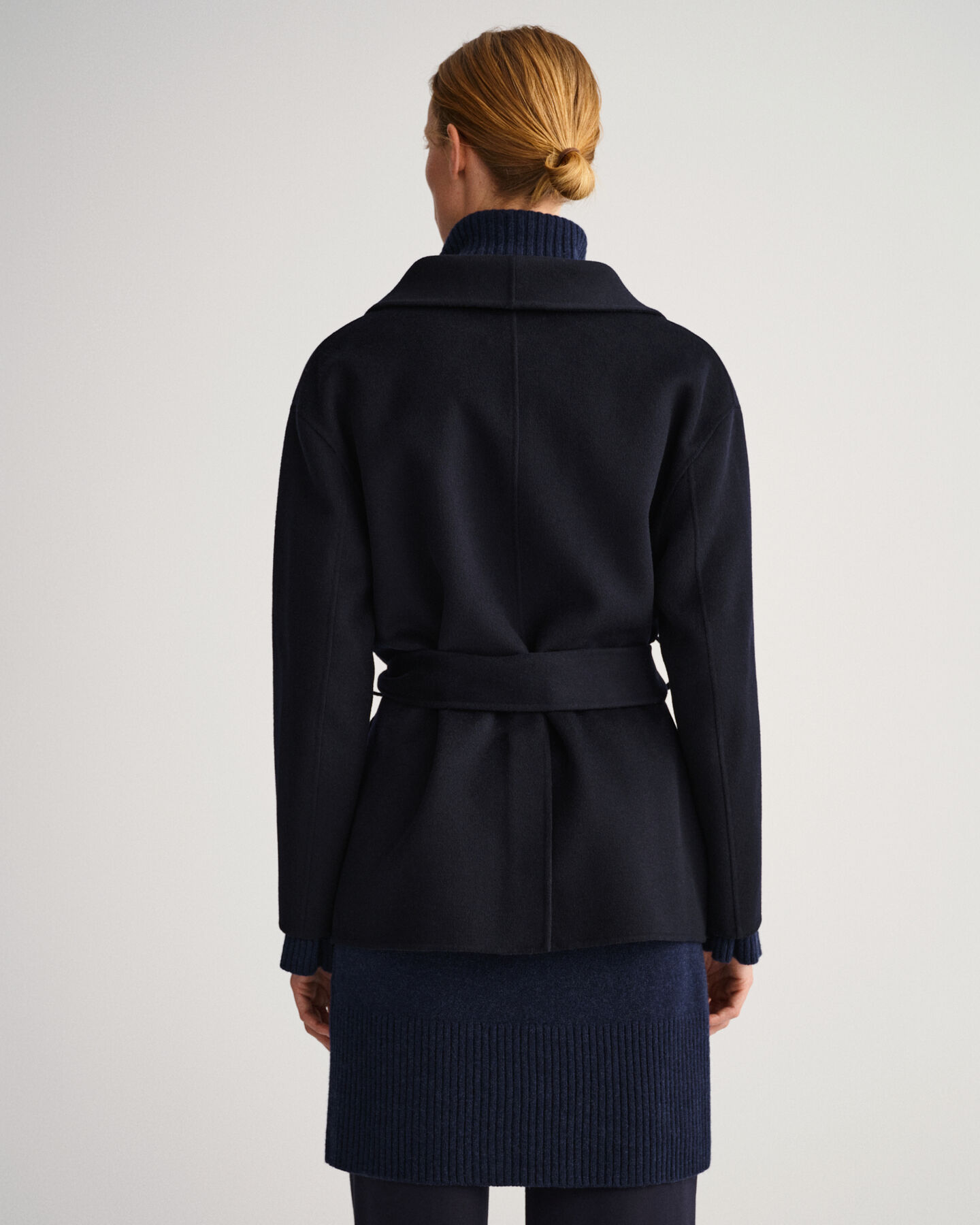 Handsydd kavaj med bälte