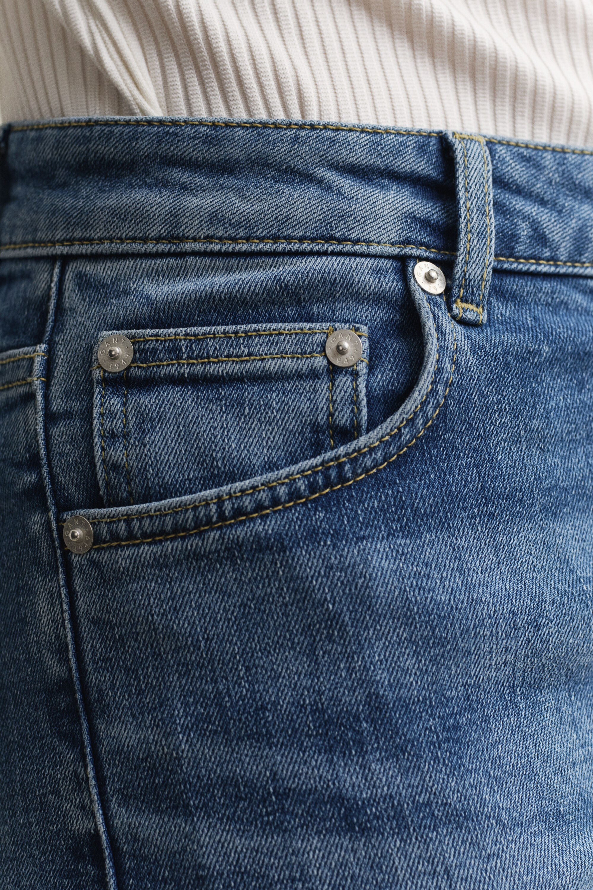 Slim utställda stretchjeans