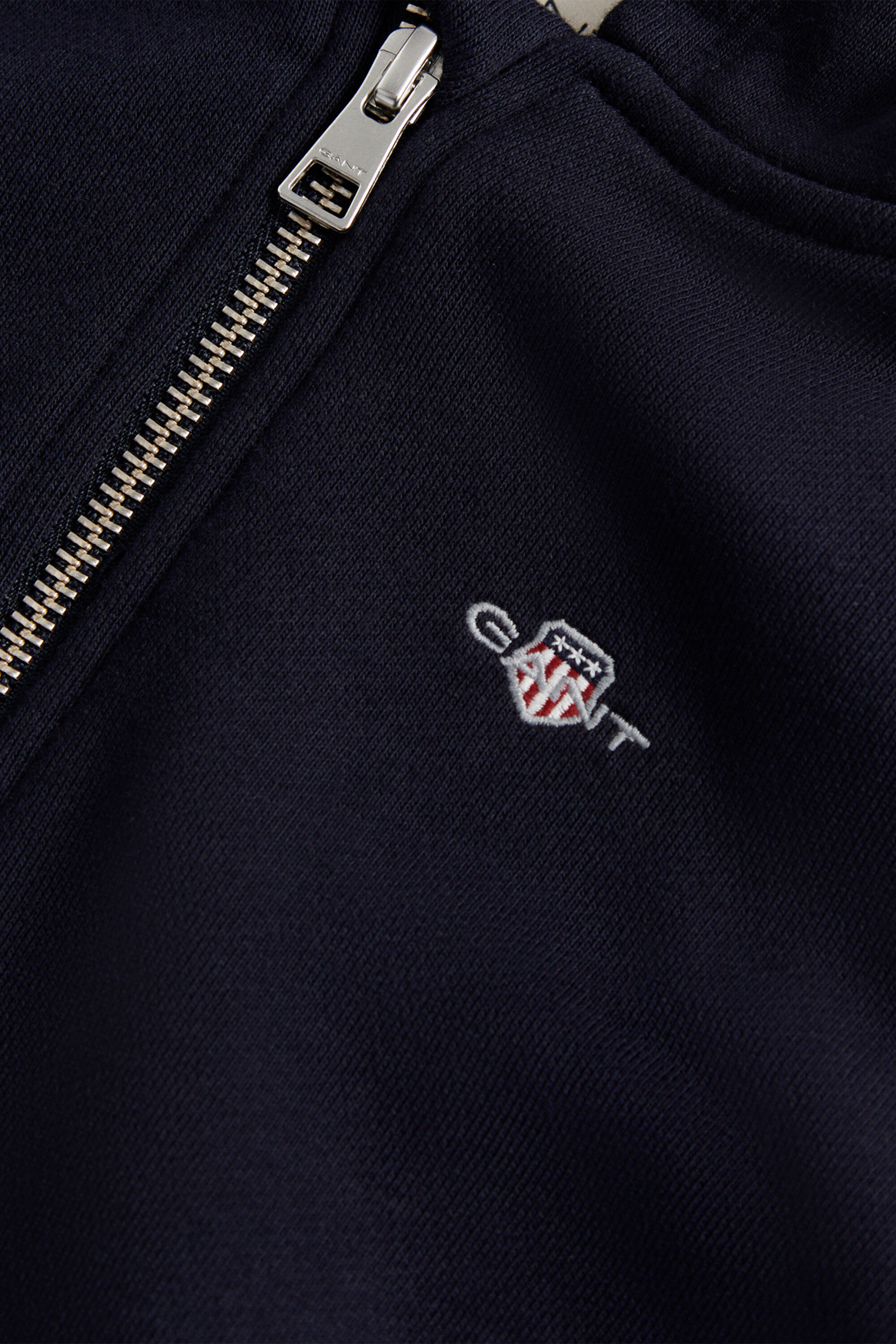 Boys set med hoodie med dragkedja, T-shirt och sweatpants med sköldemblem