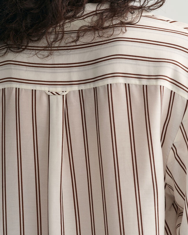 M&ouml;nstrad V-ringad blus