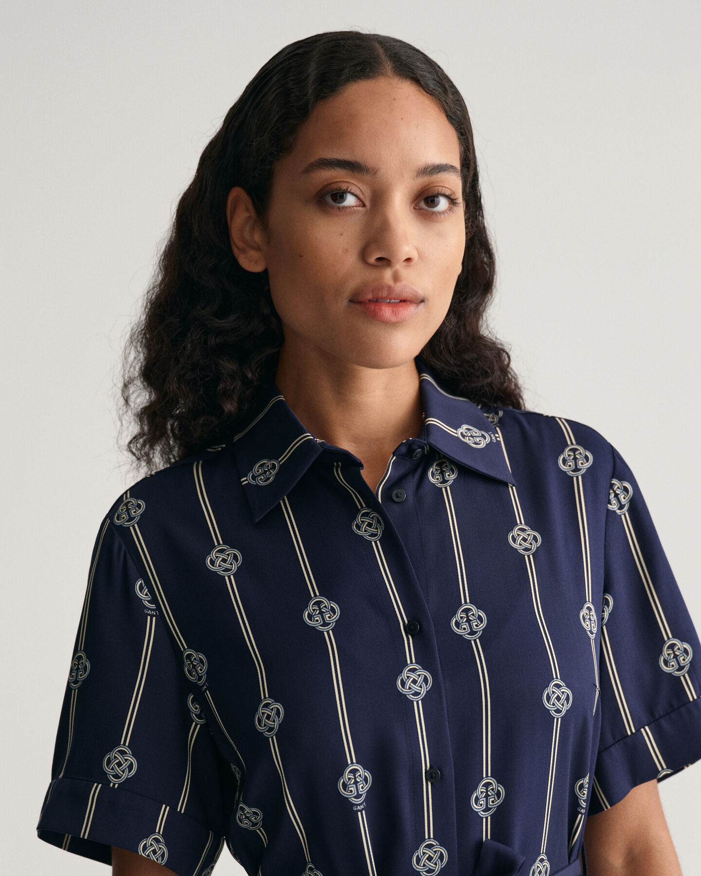 M&ouml;nstrad, kort&auml;rmad skjortkl&auml;nning