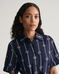 M&ouml;nstrad, kort&auml;rmad skjortkl&auml;nning