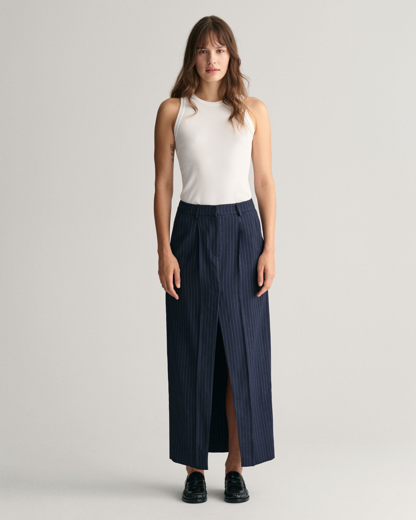 Plisserad kritstrecksrandig maxikjol