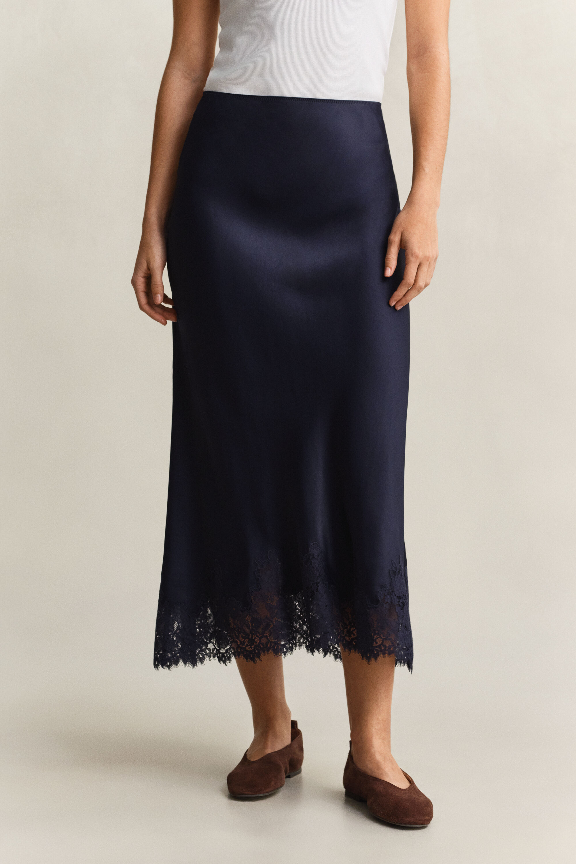 Midikjol i satin och spets