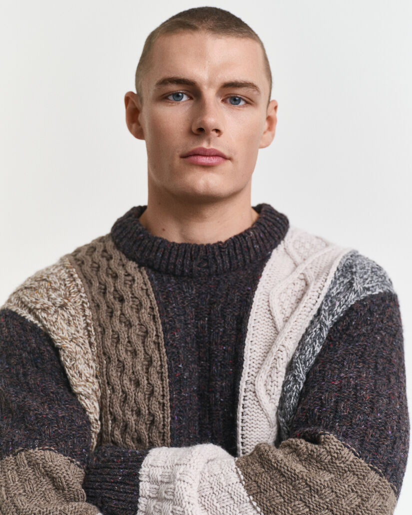 Lappt&auml;cksm&ouml;nstrad tr&ouml;ja med rund halsringning