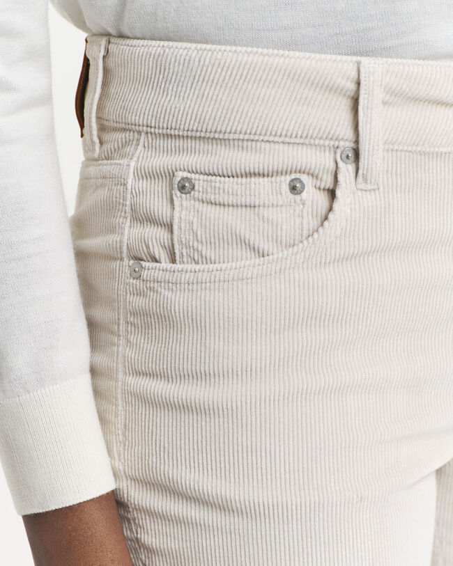 Jeans i manchester med utställda ben