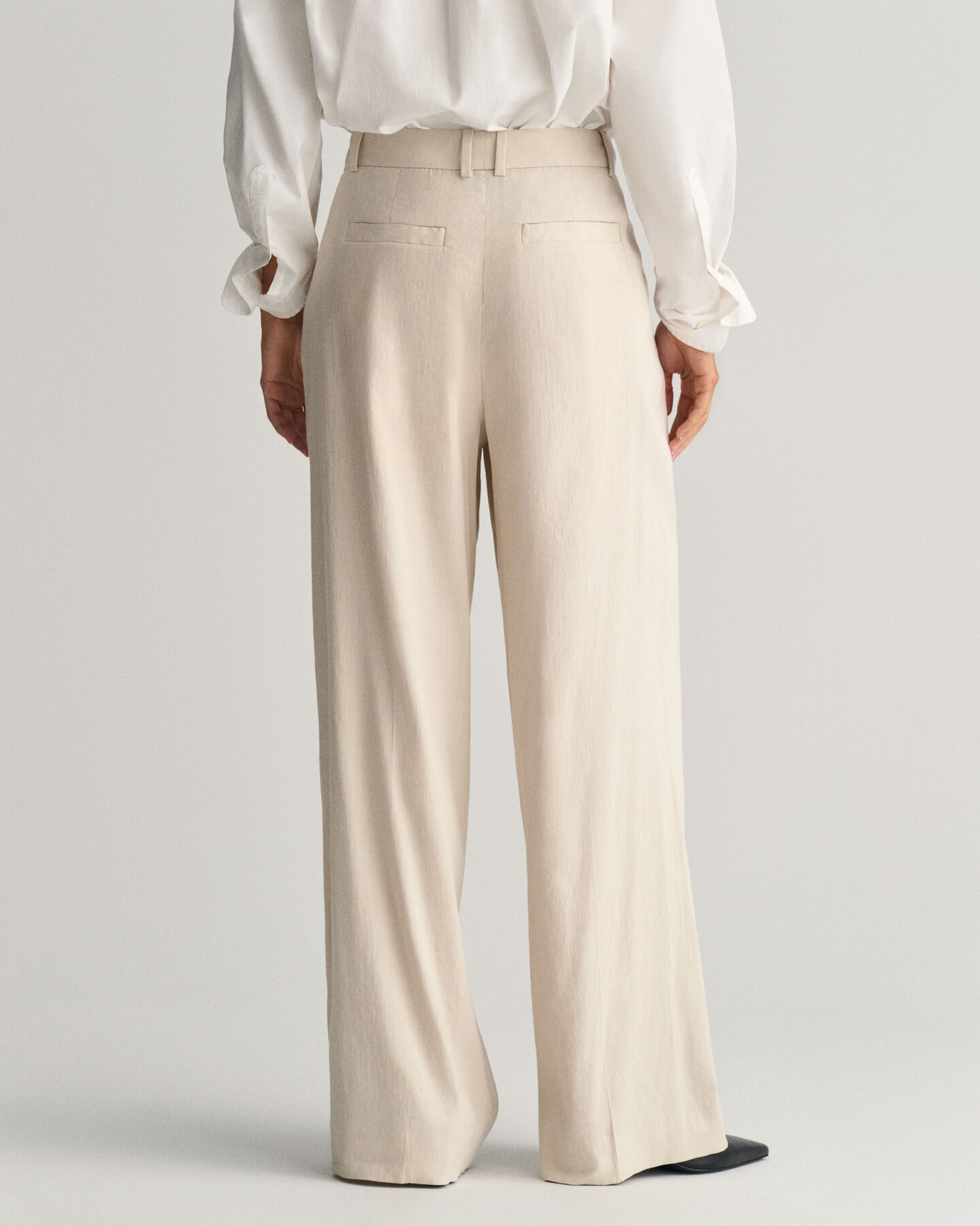 Relaxed fit välskurna byxor i stretchigt linne