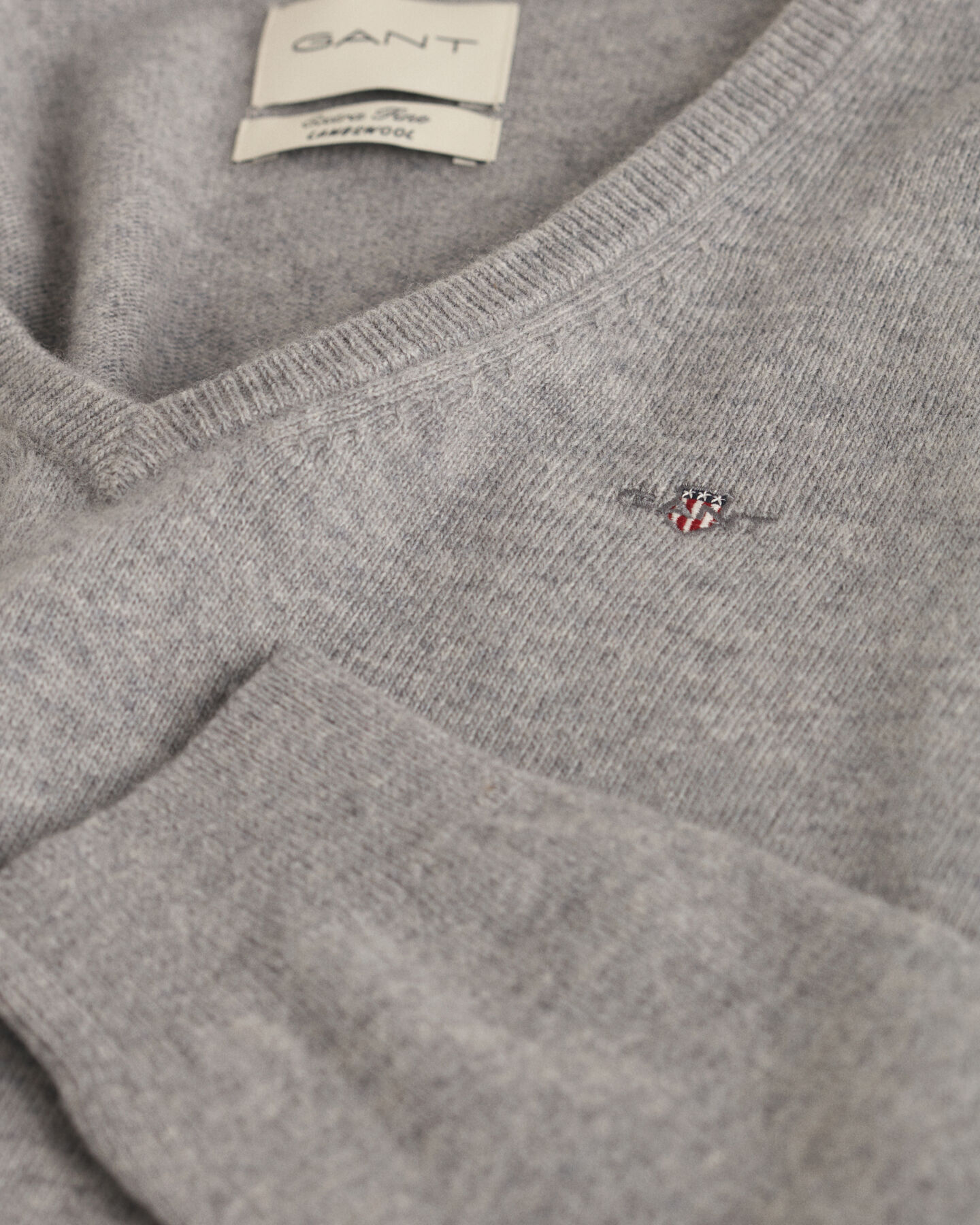 V-ringad tr&ouml;ja i extra fin lammull