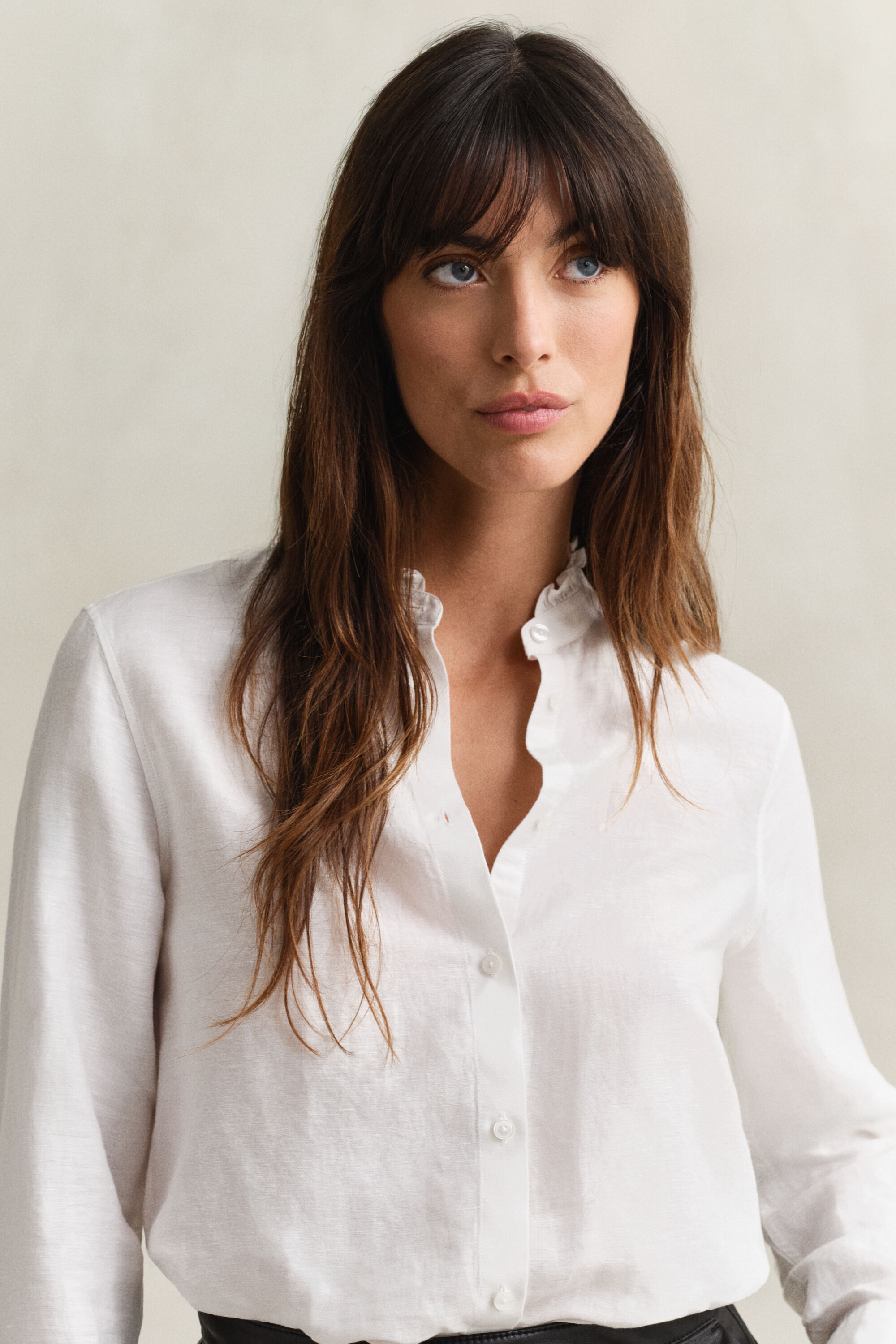 Blus i linneblandning med volang