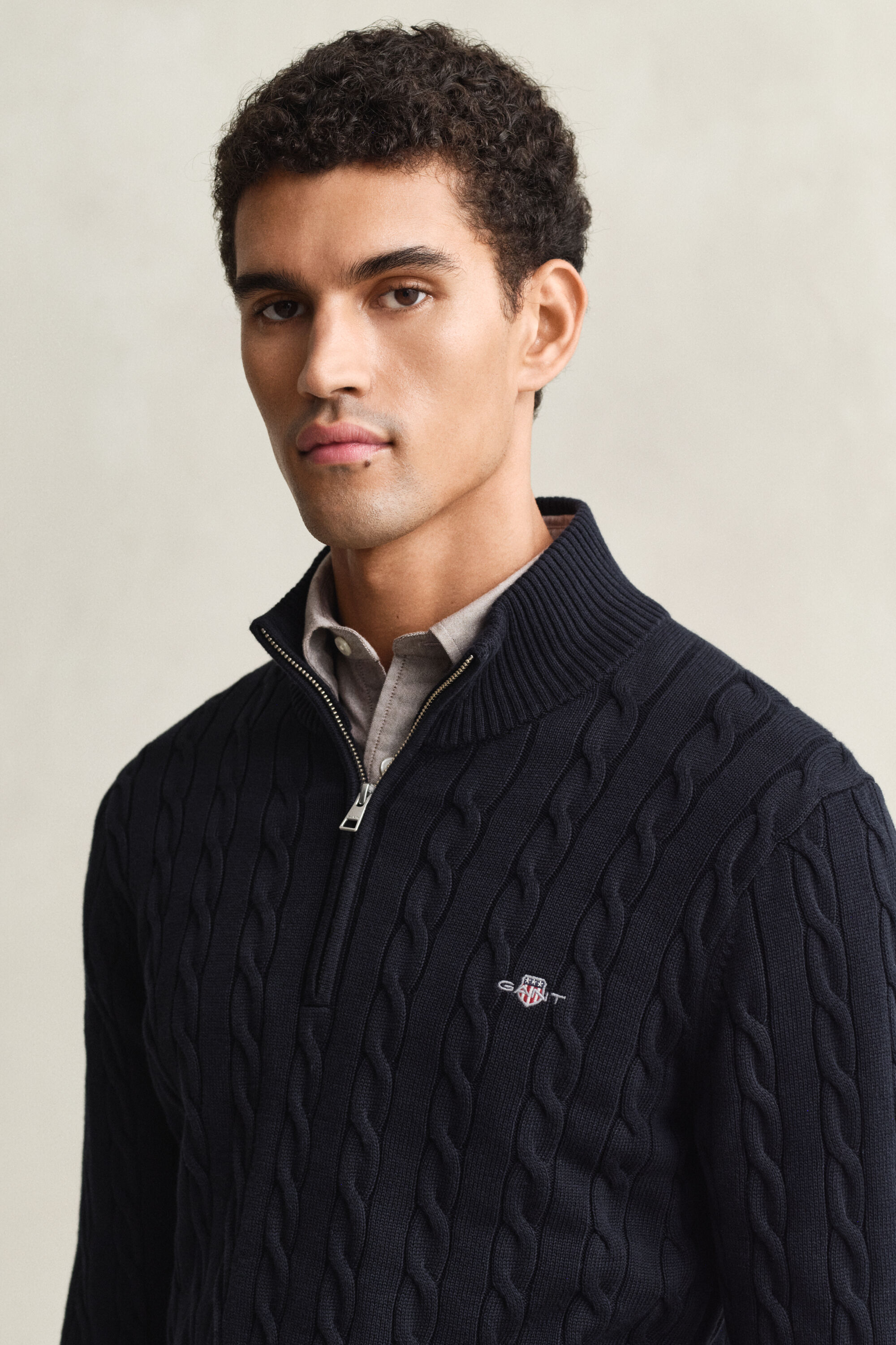 Kabelstickad bomullströja med dragkedja vid halsöppningen