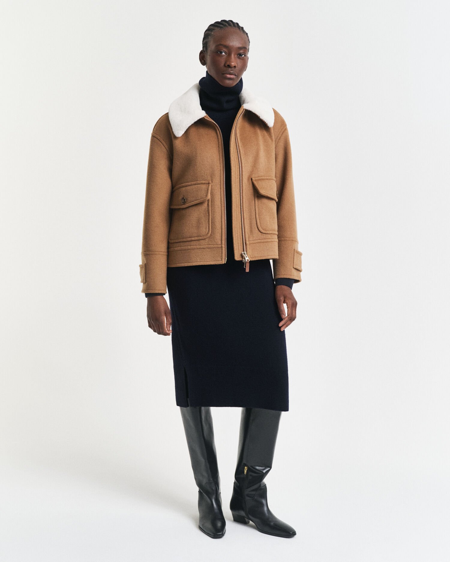 Klänning med polokrage och stickade detaljer