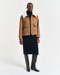 Klänning med polokrage och stickade detaljer