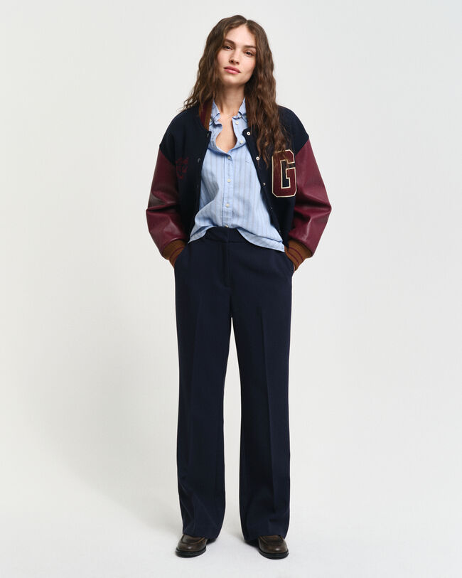 Slim fit slacks med utställda ben