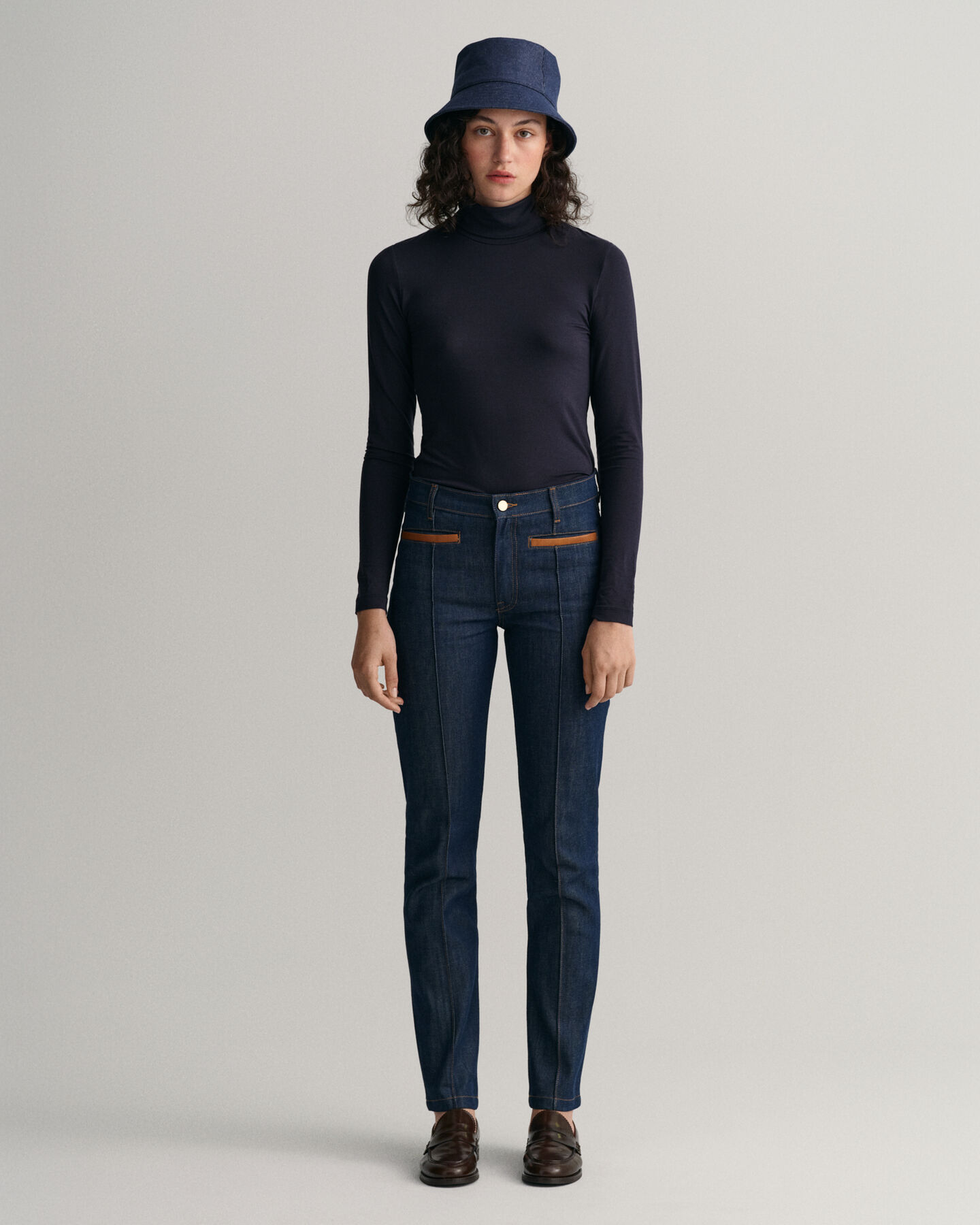 Slim fit jeans med skinndetaljer