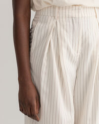 Kritstrecksrandiga byxor med vida ben och veck