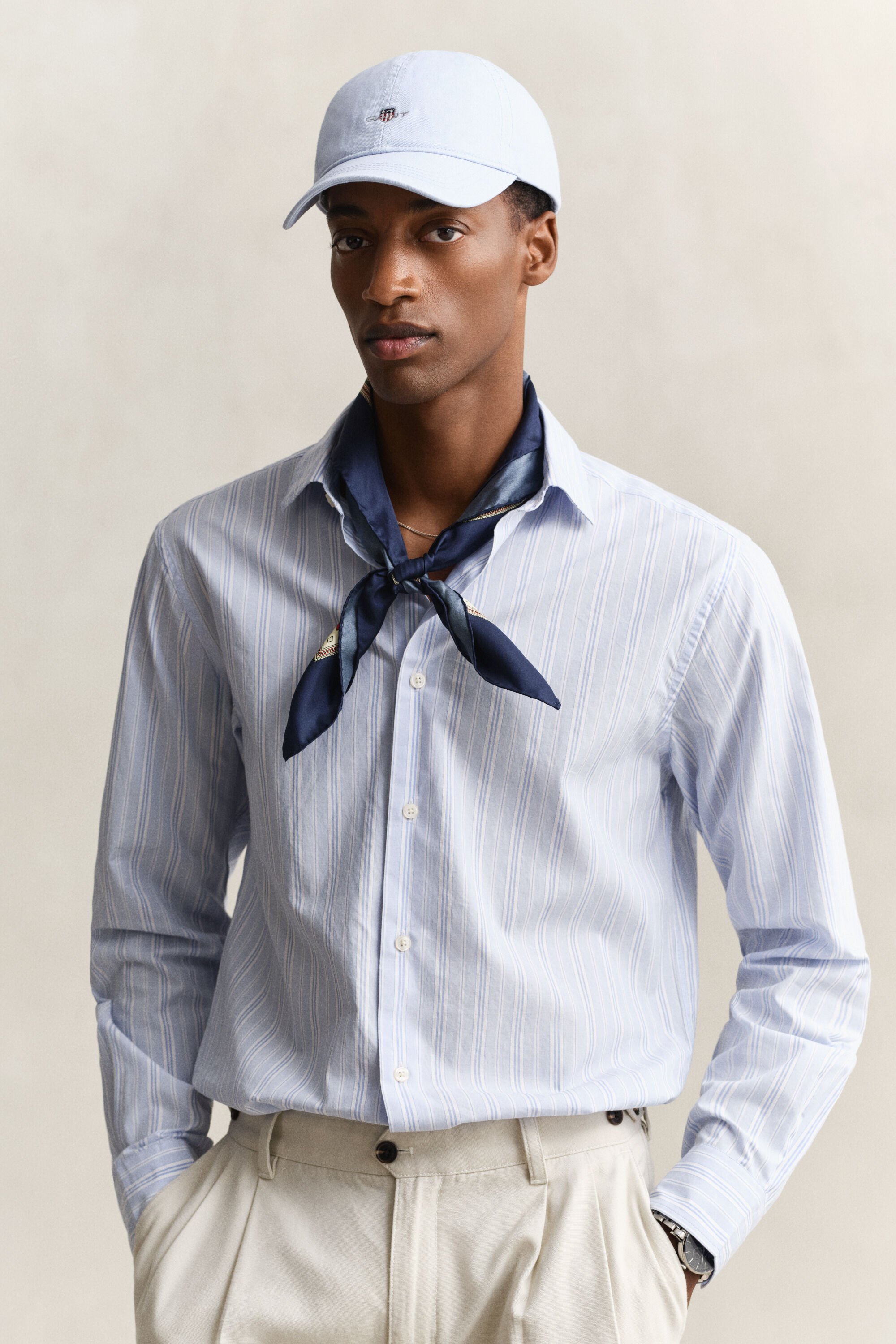 Sunfaded keps med sköldlogo