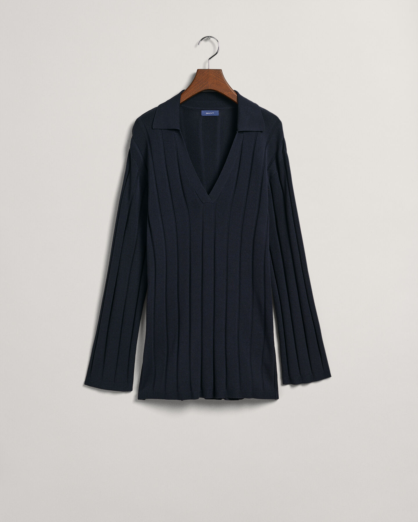 Ribbstickad tröja med öppen krage