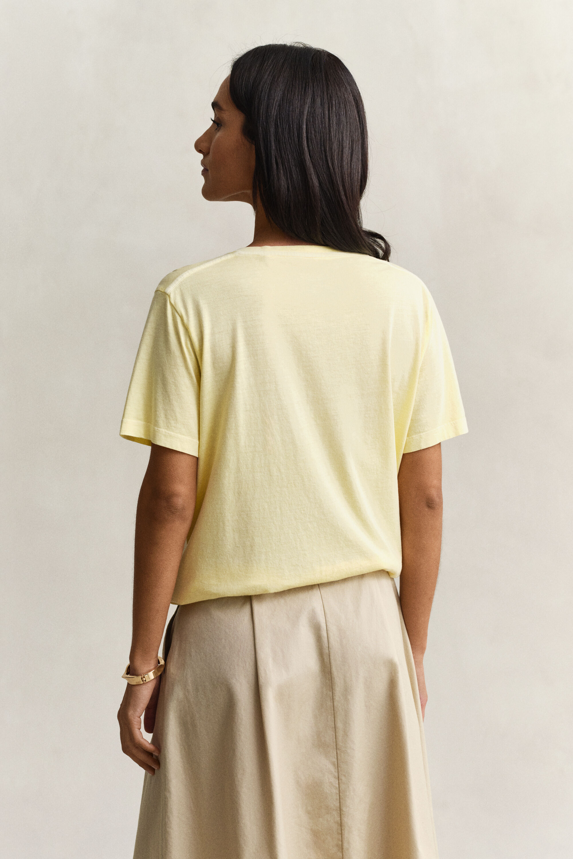 V-ringad tvättad T-shirt med sköldlogo