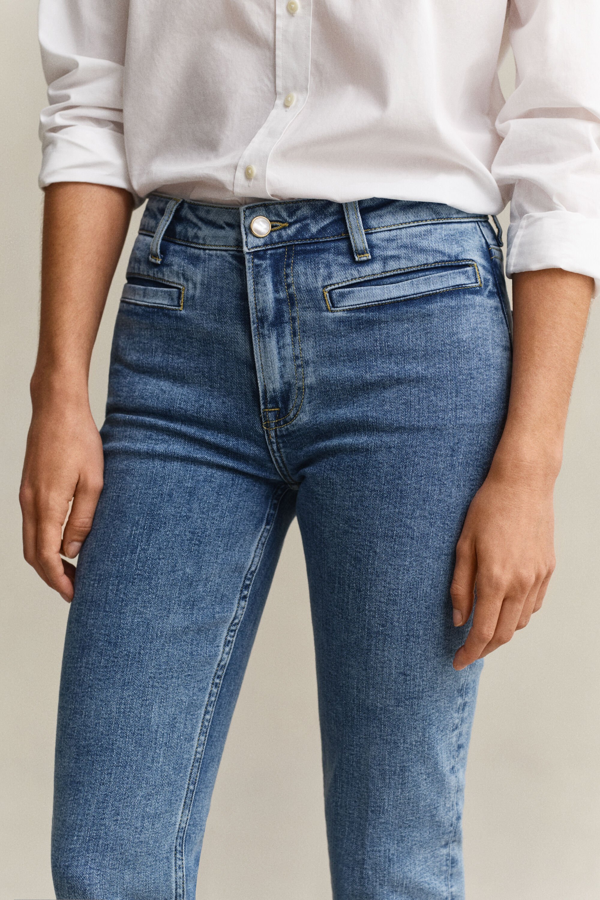 Utställda jeans med monogram