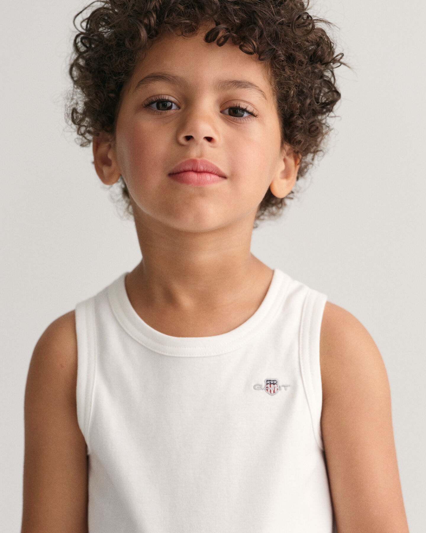 Kids linne med sk&ouml;ldemblem