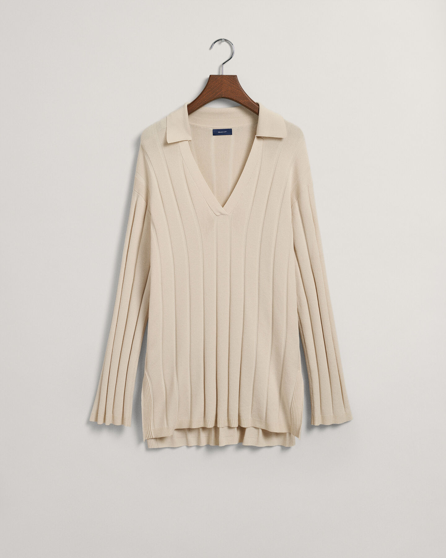 Ribbstickad tröja med öppen krage