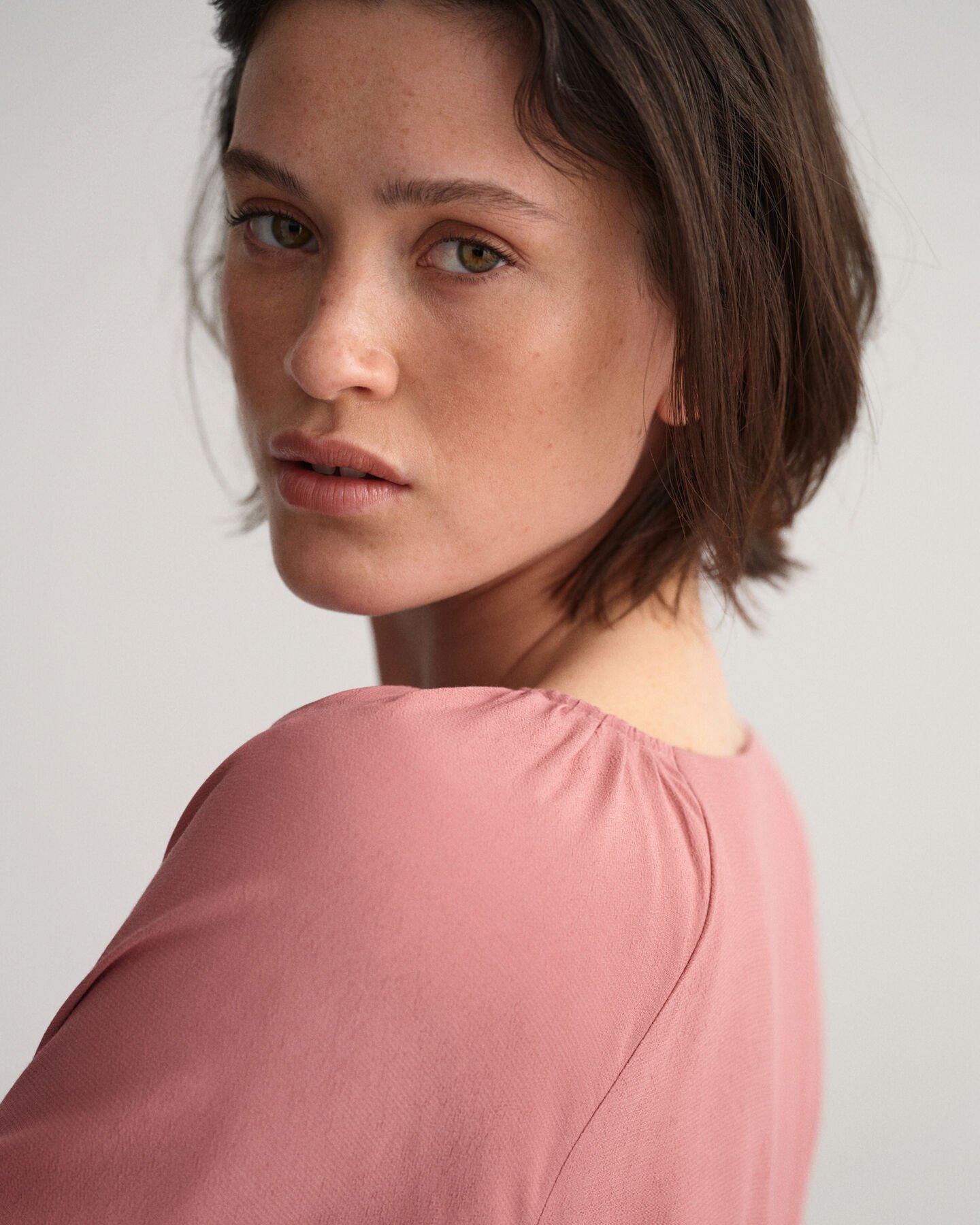 Båtringad klänning